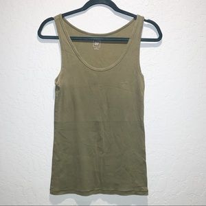 Comfortable and cute Gap tank top 🌿🤍‼️